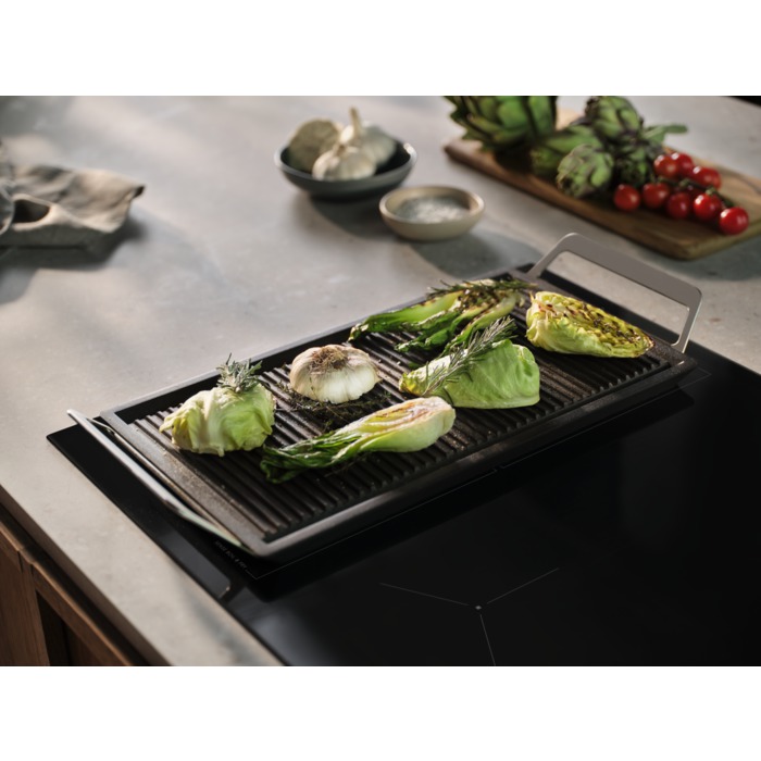 Electrolux EIV63449CT с грил плоча върху индукционните зони