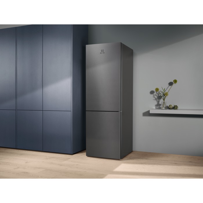 Свободностоящ хладилник Electrolux LNT5ME32U1 в модерен кухненски интериор