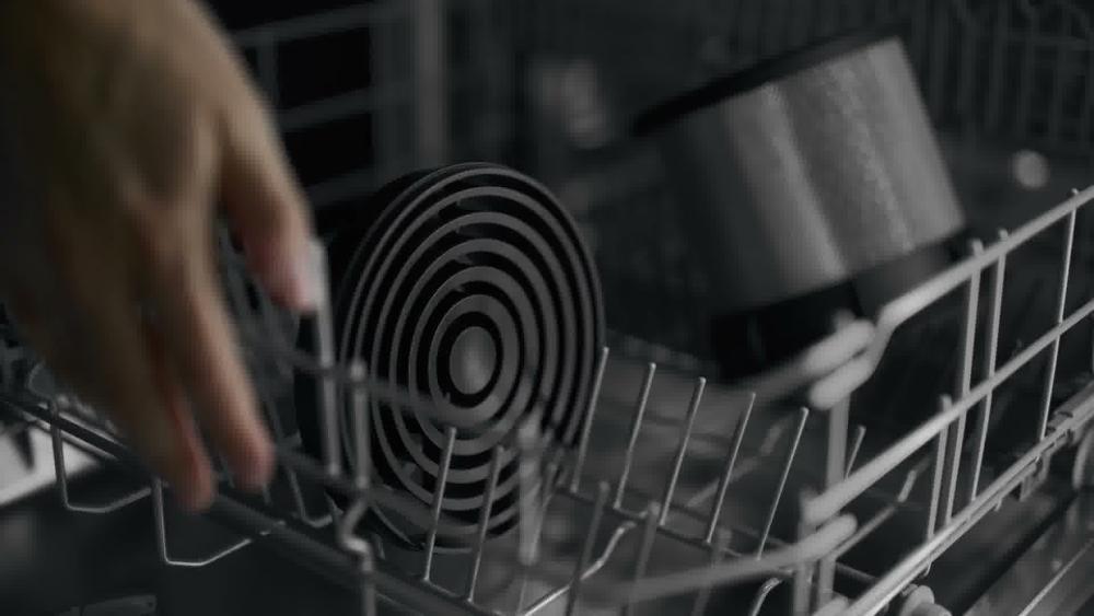 Неръждаем филтър за мазнини на BORA Pure, подходящ за съдомиялна, и смяна на филтъра отгоре без демонтаж.