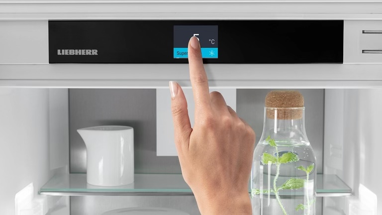 Цветен Touch and Swipe дисплей за управление на хладилник Liebherr