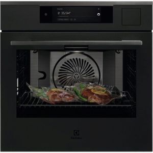 Мултифункционална фурна с пара Electrolux KOAAS3DCT с приготвено ястие, изглед отпред