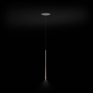Висяща лампа BORA Stars Rose Gold на черен фон с тънък корпус в розово злато и насочена надолу светлина.