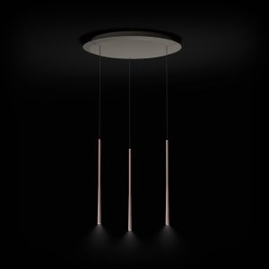 Три висящи лампи BORA Stars 3 Rose Gold с обща кръгла таванна основа и насочена надолу светлина.
