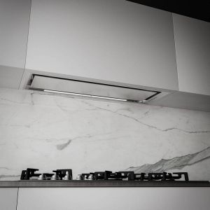 Абсорбатор за вграждане Sirius SL913 78 см, монтиран в кухненски шкаф над готварски плот
