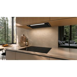 Абсорбатор за вграждане Sirius SM913 52 см в черен цвят, монтиран в кухненски шкаф
