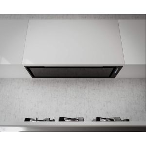 Черен абсорбатор за вграждане Sirius SM927 85 см, монтиран в кухненски шкаф над готварски плот
