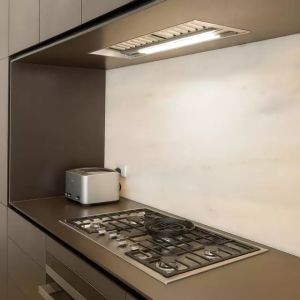 Абсорбатор за вграждане Sirius SL906-L 52 см с LED осветление, монтиран над газов плот в модерна кухня
