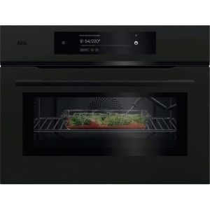 Компактна фурна с микровълни AEG NKK9N821DT с приготвено ястие, изглед отпред
